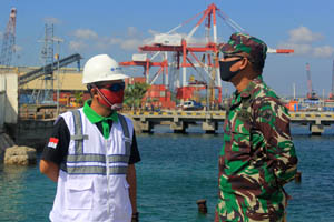 General Manager PT Pelindo III Tenau Kupang, Erry Ardianto (kiri) bersama Dandim Kupang Kolonel Arh I Made Kusuma Dhyana Graha, SIP (kanan). Foto: lintasntt.com