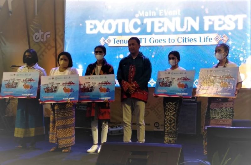 Perkuat Permodalan, Bank NTT Serahkan Kredit Mikro Merdeka ke 10 Debitur Kecil